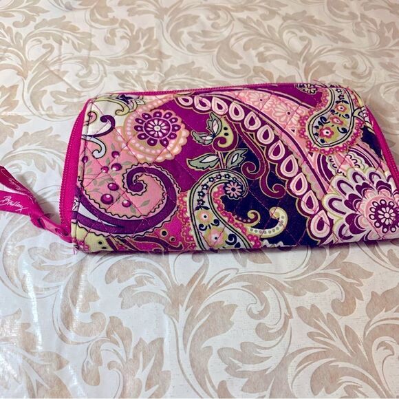 Vera Bradley ‘Very Berry Paisley’ Wallet Zip Around Closure Gorgeous clean - Picture 2 of 3